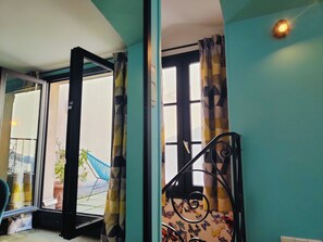 Desk, soundproofing, free WiFi, bed sheets - Hôtel Noir (Paris)