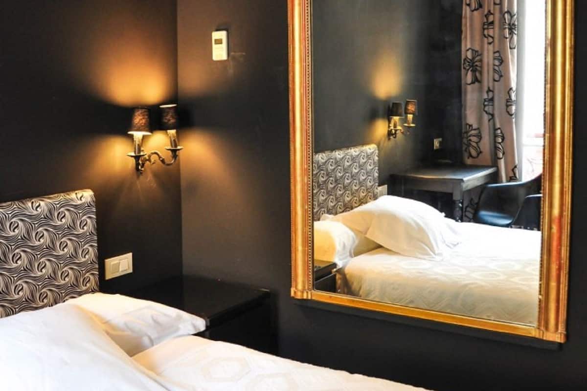 Desk, soundproofing, free WiFi, bed sheets