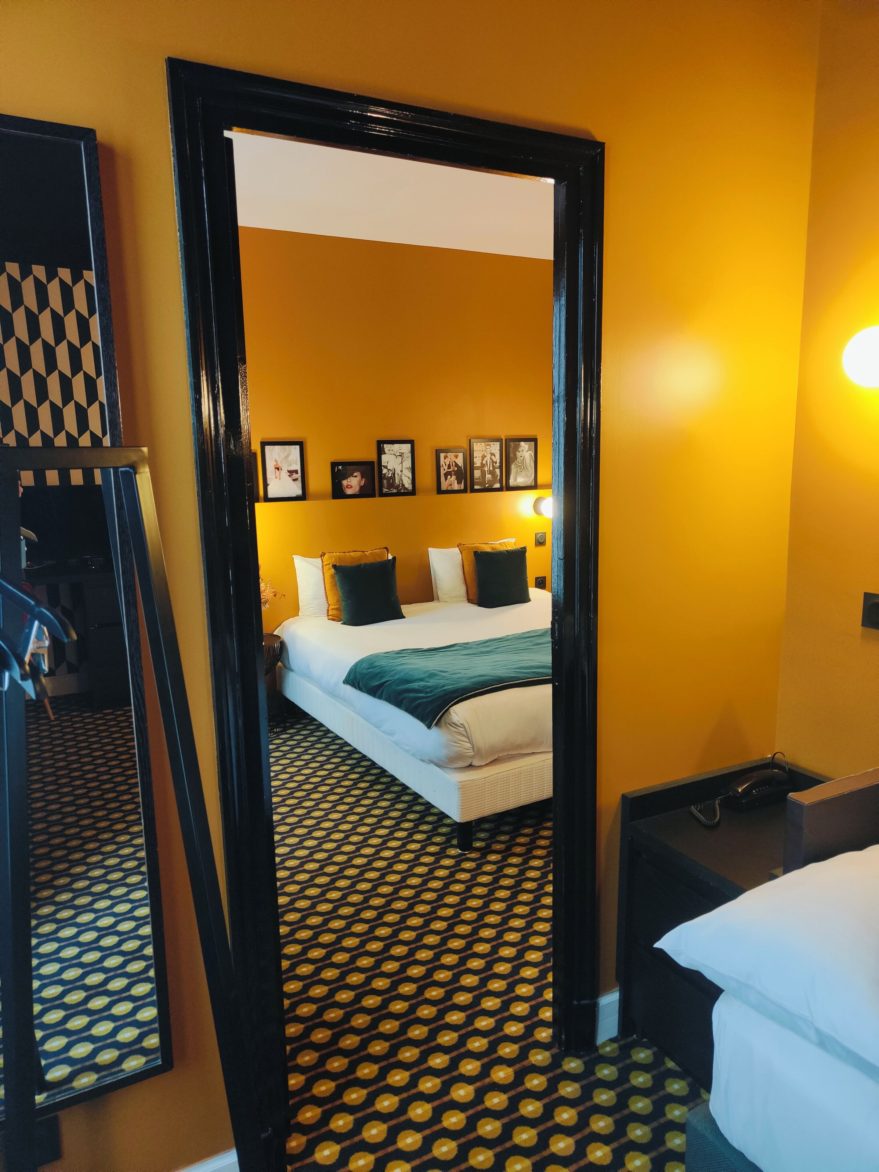 Escritorio, sistema de insonorización, wifi gratis y ropa de cama 