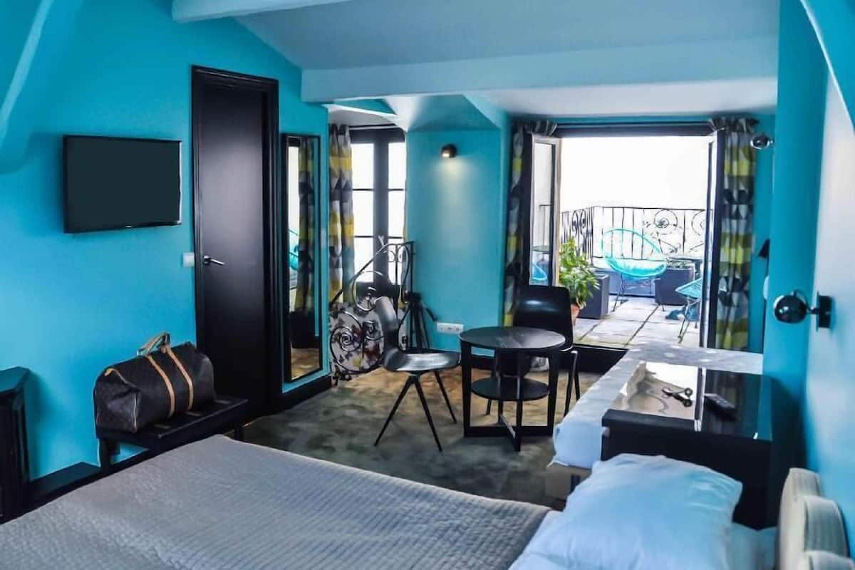 Desk, soundproofing, free WiFi, bed sheets