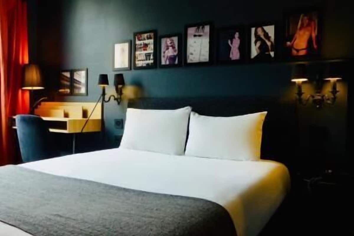 Desk, soundproofing, free WiFi, bed sheets