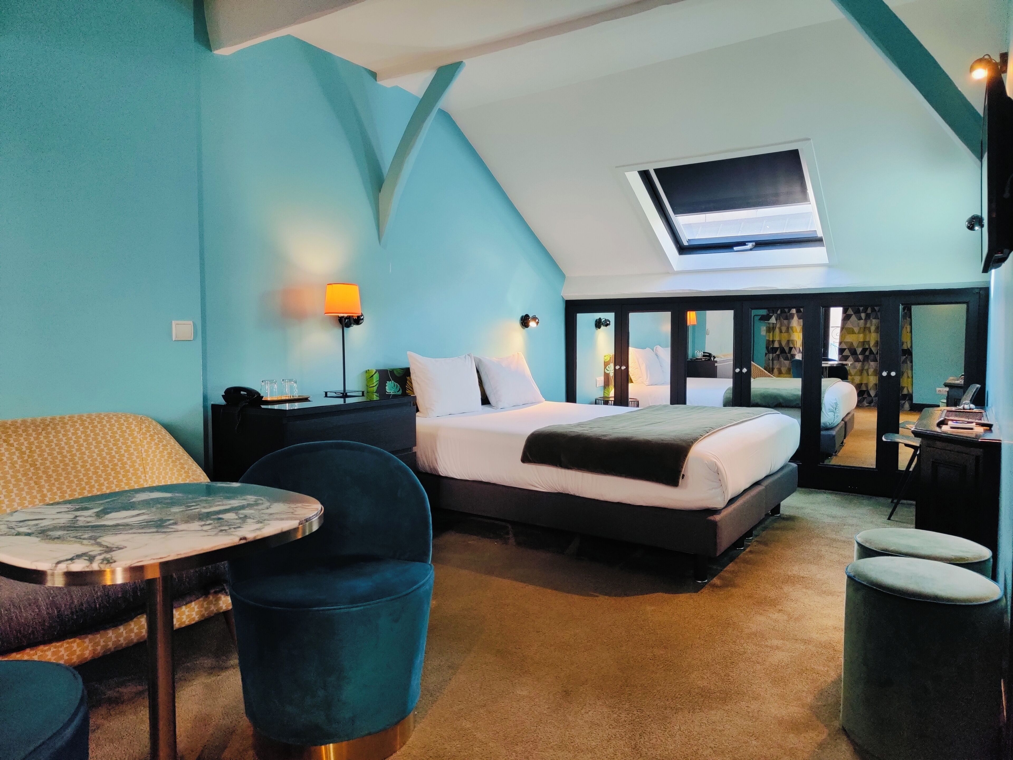 Escritorio, sistema de insonorización, wifi gratis y ropa de cama 