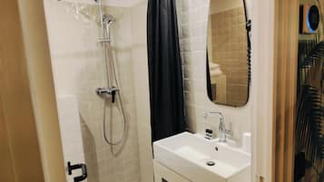 Single Room | Bathroom | Combined shower/bathtub, deep-soaking bathtub, free toiletries