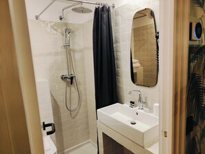 Einzelzimmer | Badezimmer | Duschwanne, Komfortbadewanne, kostenlose Toilettenartikel, Haartrockner