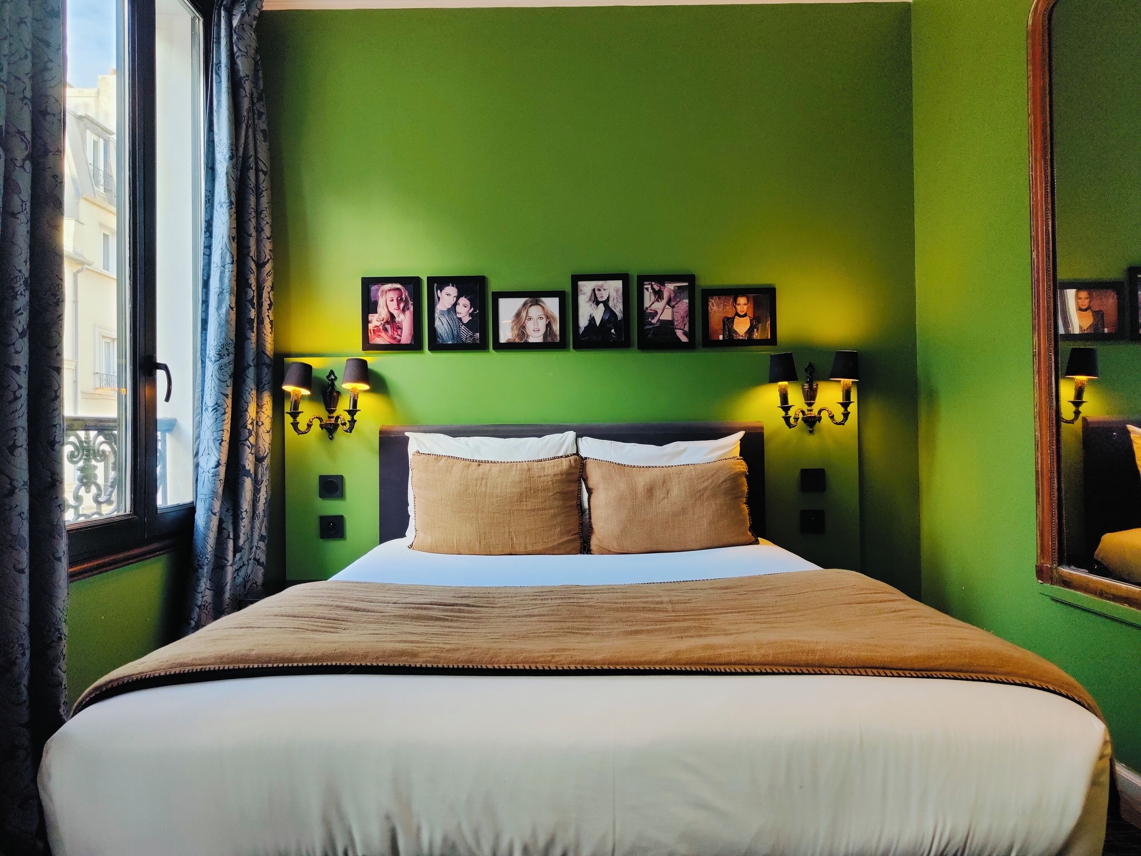 Escritorio, sistema de insonorización, wifi gratis y ropa de cama 