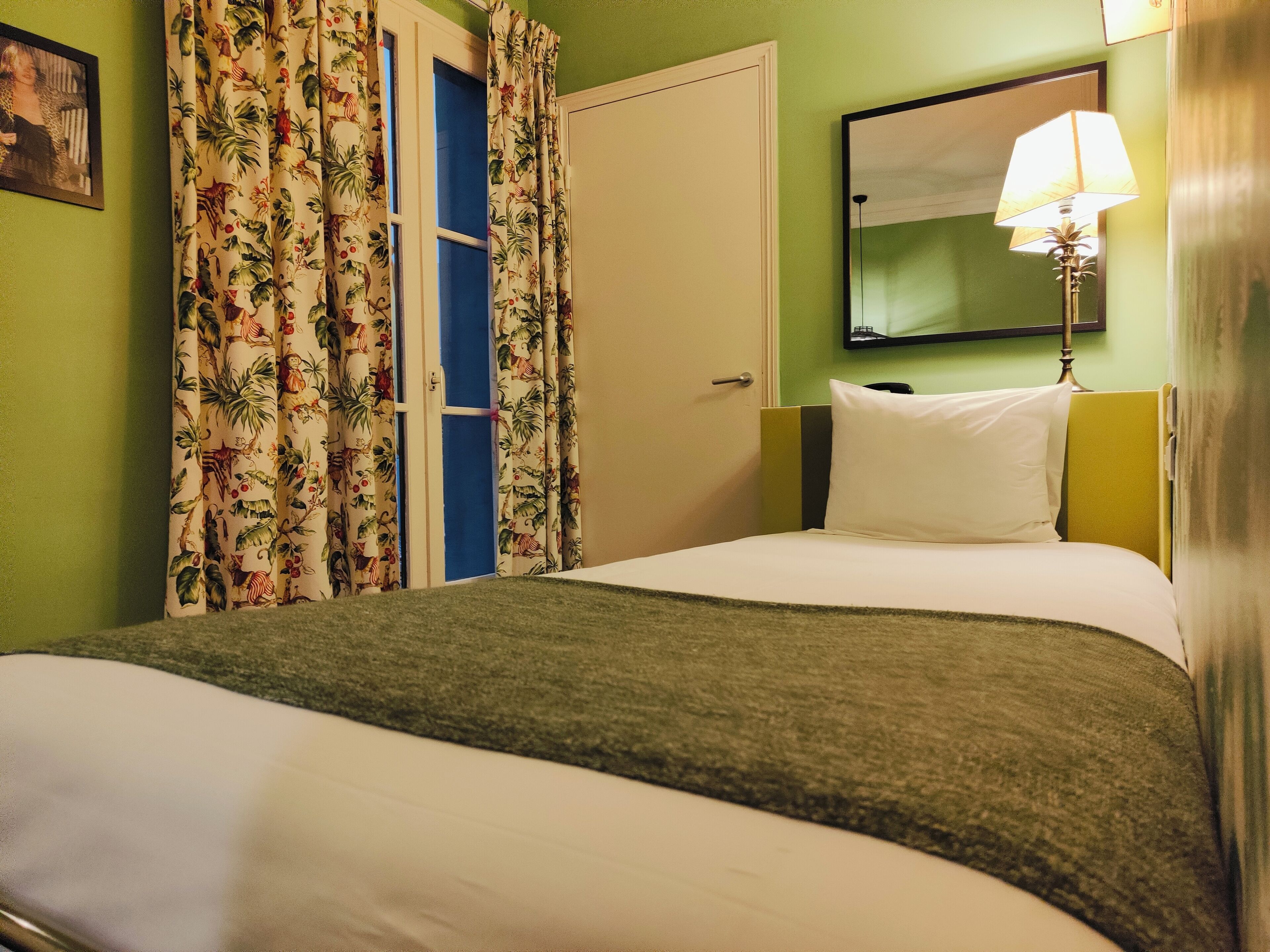 Escritorio, sistema de insonorización, wifi gratis y ropa de cama 