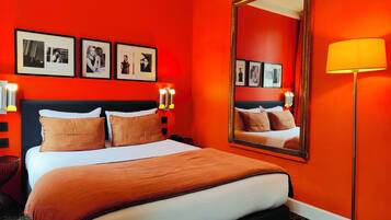 Escritorio, sistema de insonorización, wifi gratis y ropa de cama