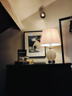 Desk, soundproofing, free WiFi, bed sheets - Hôtel Noir (Paris)