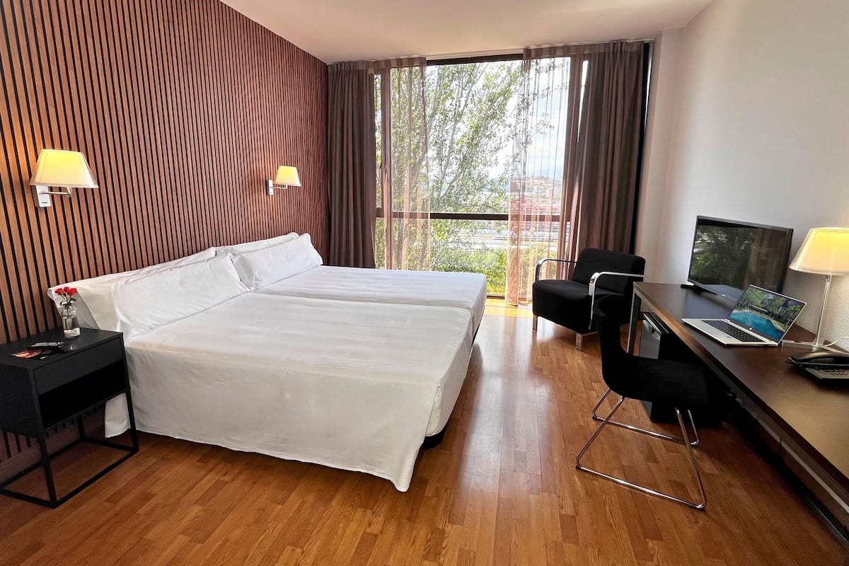 Standard Twin Room (Standard twin + 2 camas individuales) | Bathroom | Shower, free toiletries, hair dryer, bidet