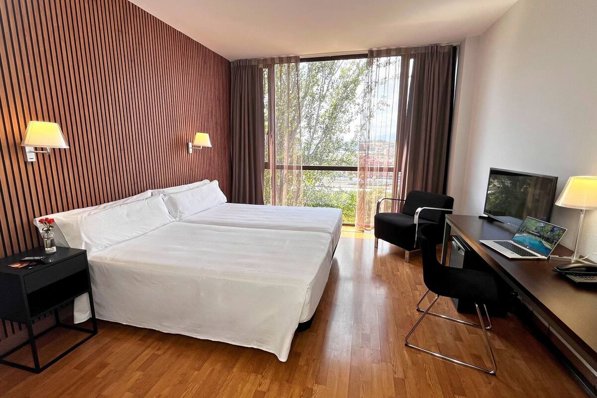 standard twin room (standard twin + 2 camas individuales) | bathroom | shower, free toiletries, hair dryer, bidet