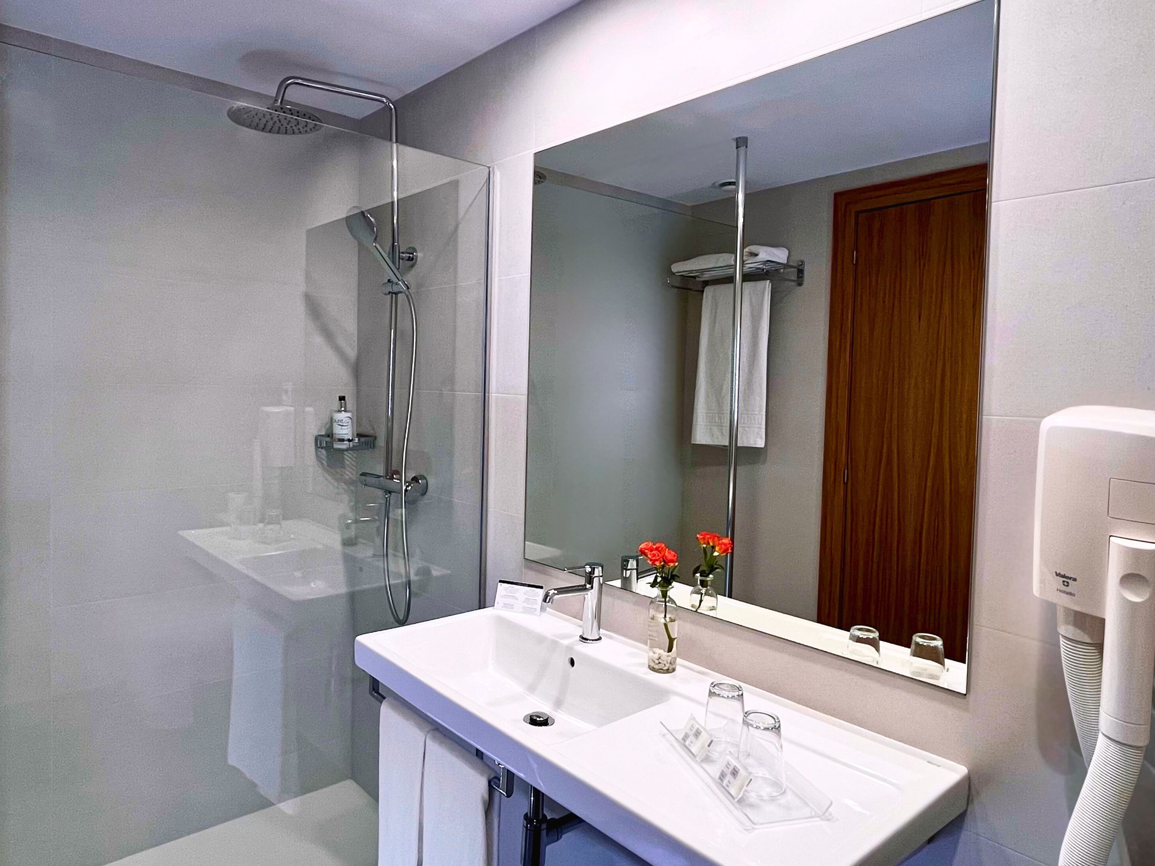 standard twin room (standard twin + 2 camas individuales) | bathroom | shower, free toiletries, hair dryer, bidet