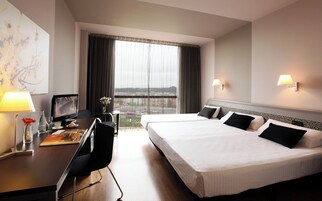 Minibar, caja de seguridad en la habitación y escritorio 