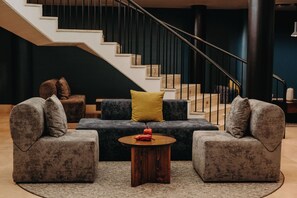 50-英寸纯平电视 （配备数码频道）、电视