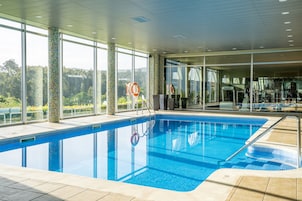 Una piscina cubierta, tumbonas