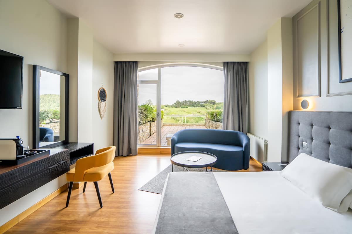 superior room | hypo-allergenic bedding, minibar, in-room safe, individually furnished