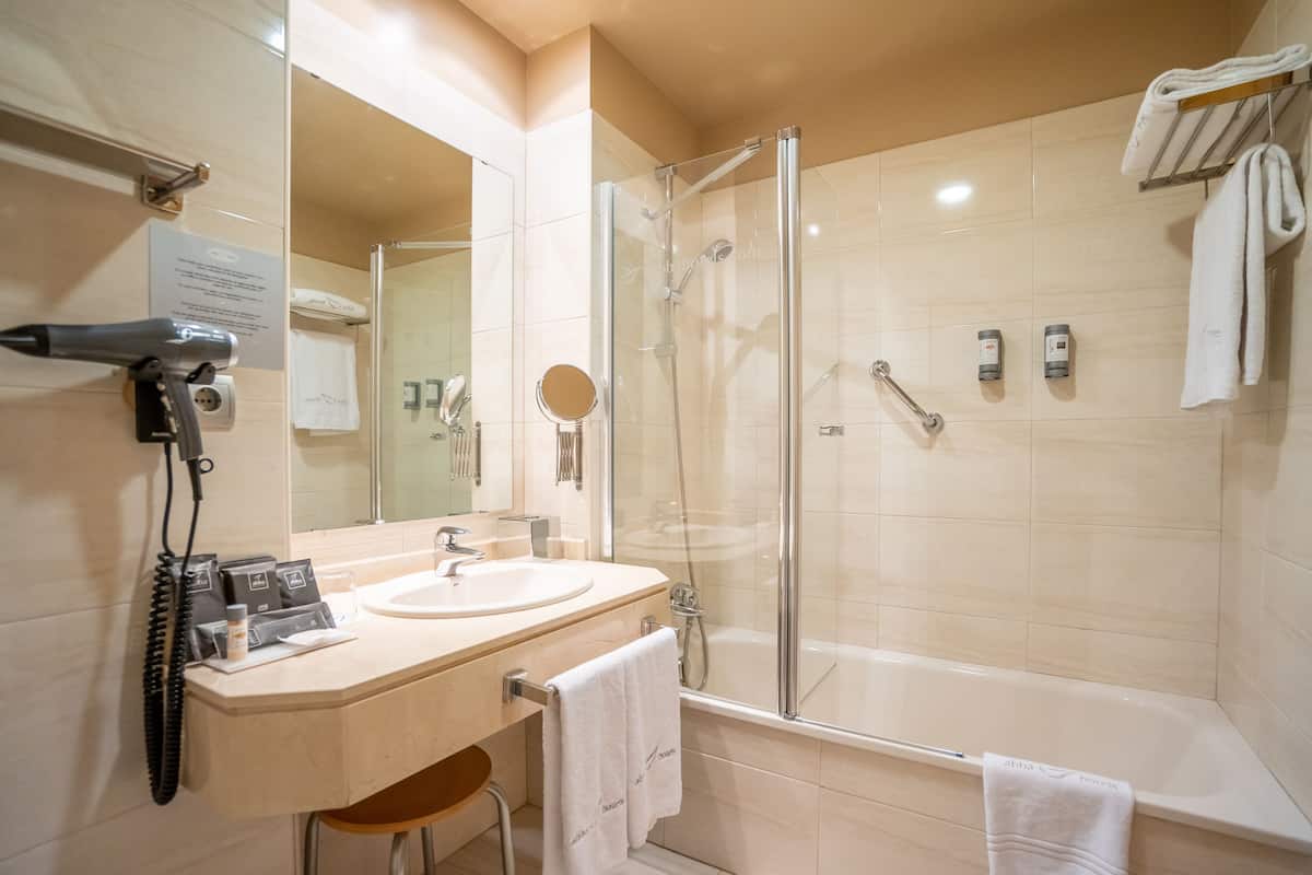 standard room, sea view | bathroom | bathtub, designer toiletries, hair dryer, bidet