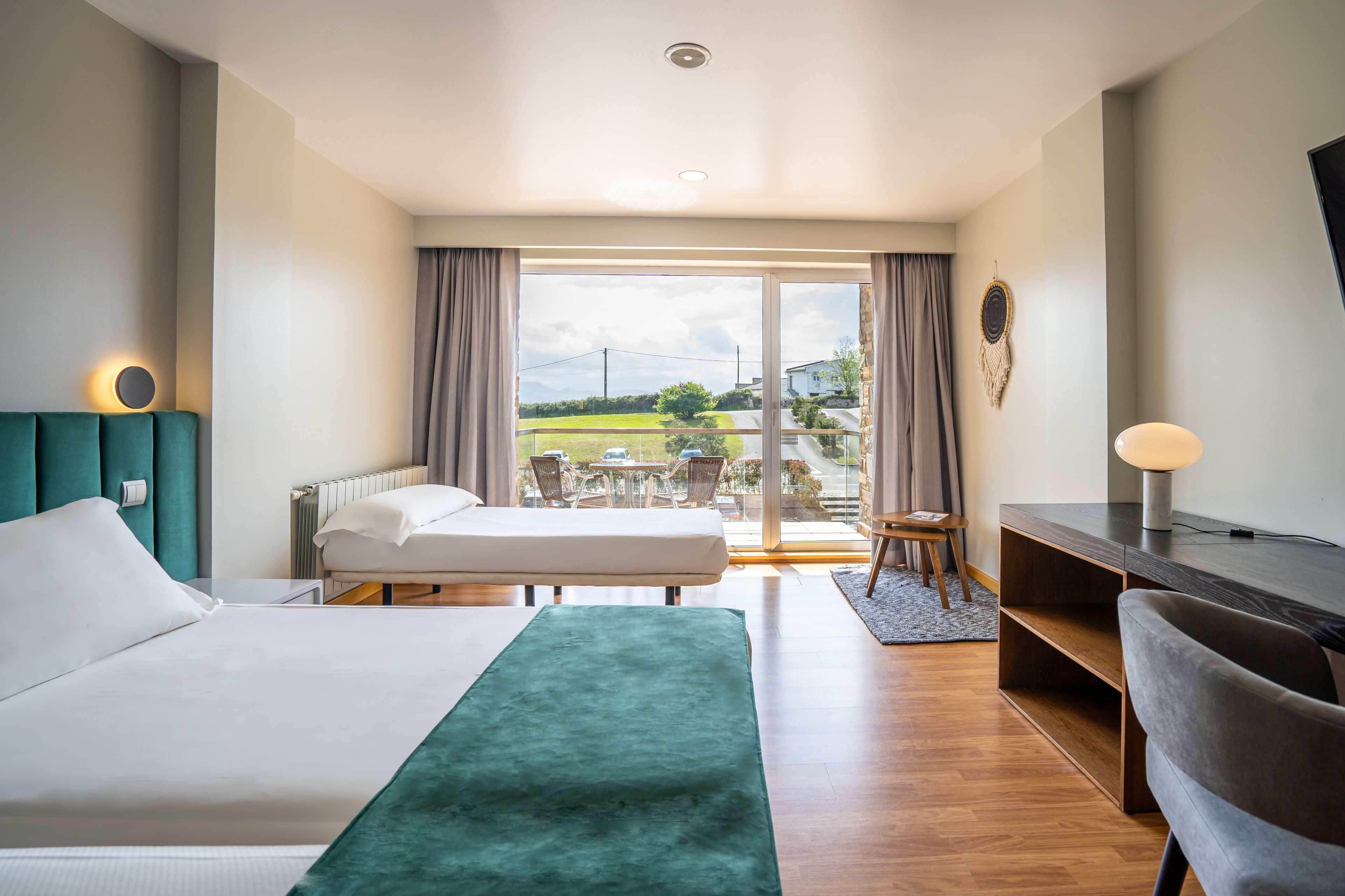 Une chambre d’hôtel avec un lit, un bureau et une vue sur l’extérieur.