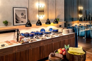 Desayuno buffet diario (EUR 27 por persona)