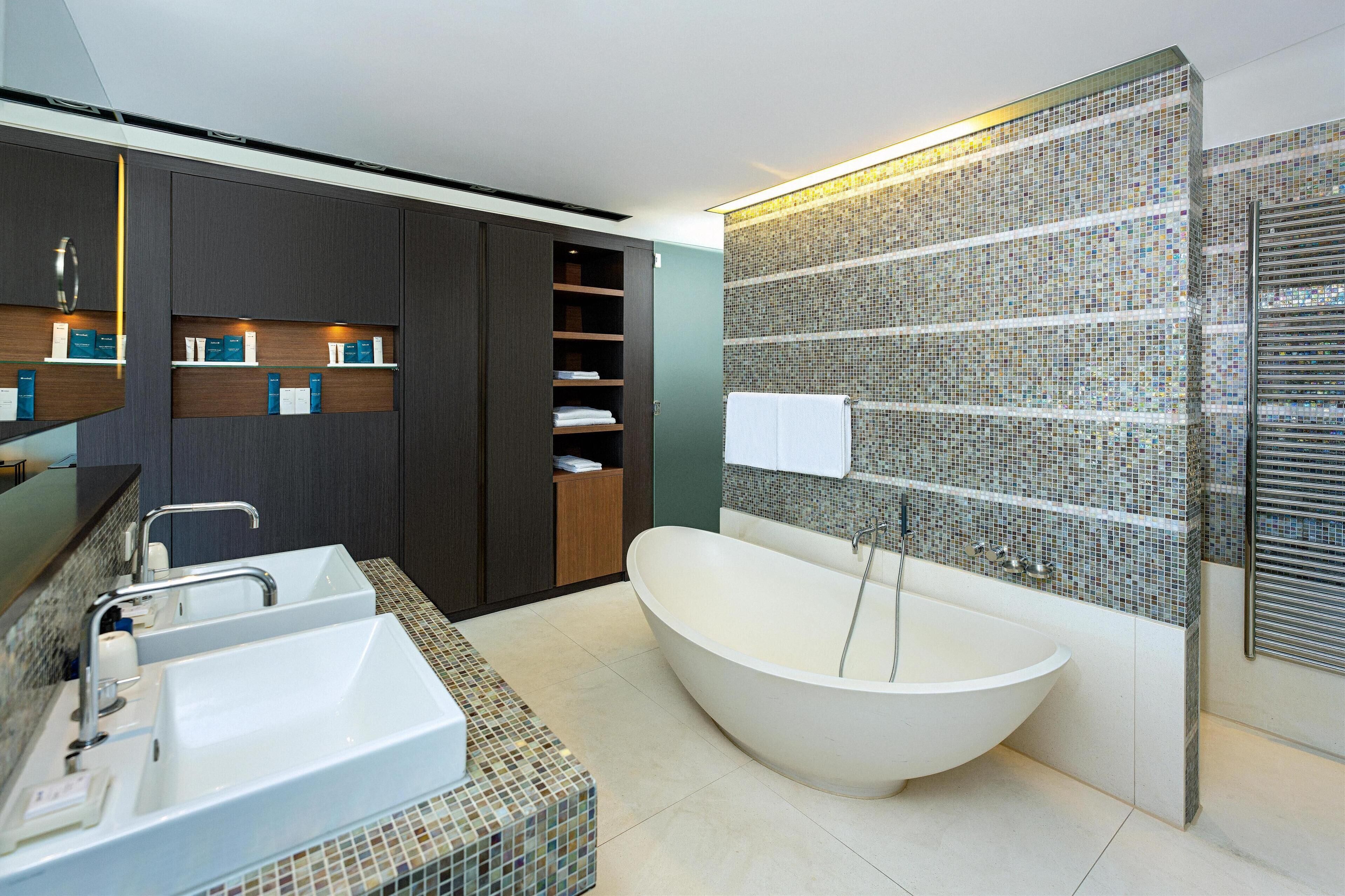 suite, 1 bedroom | bathroom | shower, eco-friendly toiletries, hair dryer, towels