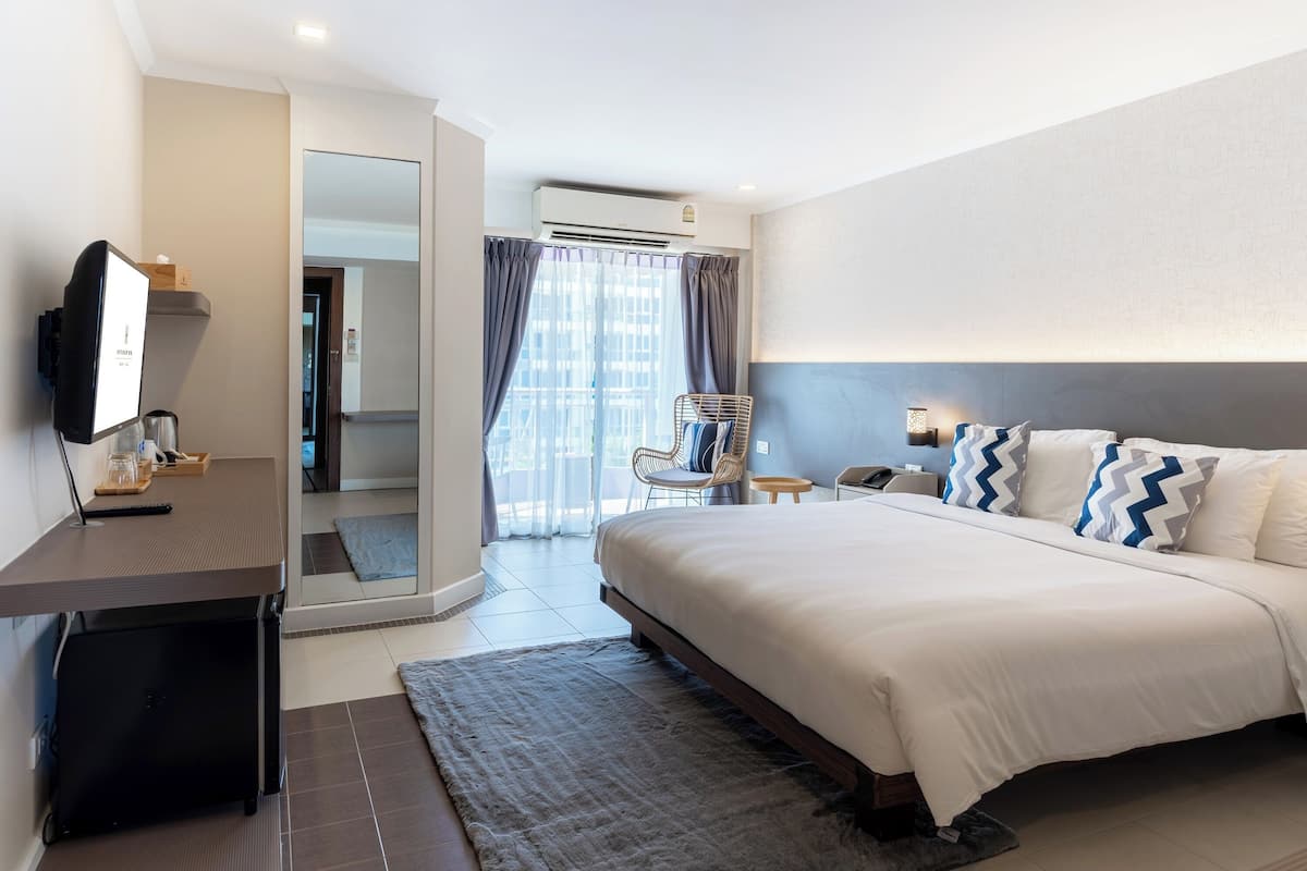 Deluxe Double Room with Balcony | 1 camera, minibar, una cassaforte in camera, una scrivania