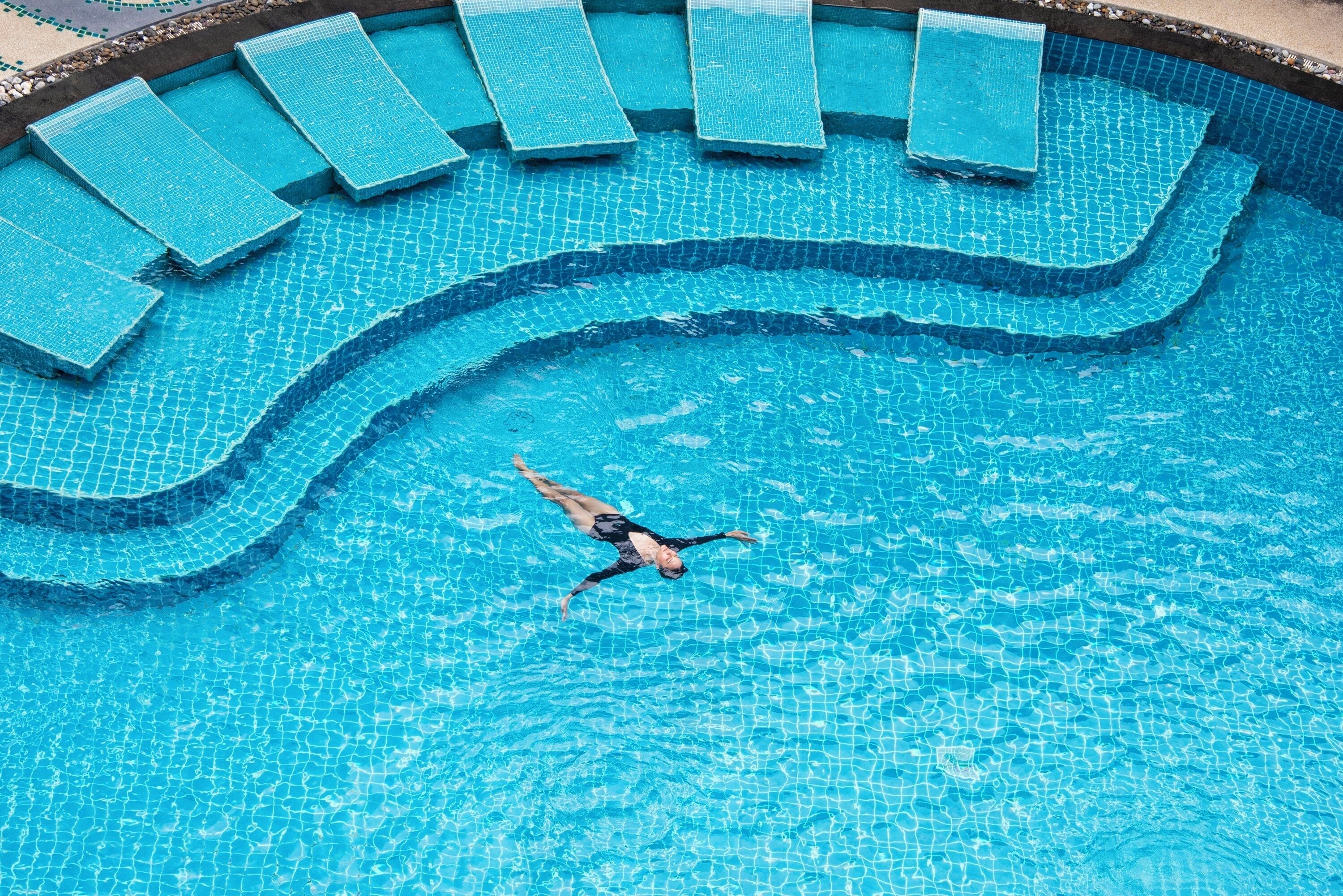 屋外プール、プール パラソル、サンラウンジャー