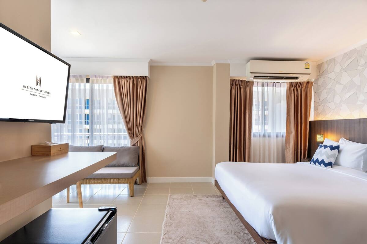 Corner Suite with Balcony | Bar mini, peti besi dalam bilik, meja, langsir/tirai gelap terus