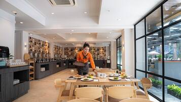 Desayuno buffet diario (THB 299 por persona)