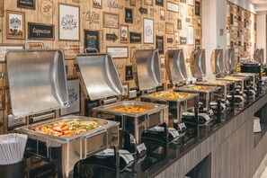 Bữa sáng buffet hàng ngày với phụ phí nhỏ 