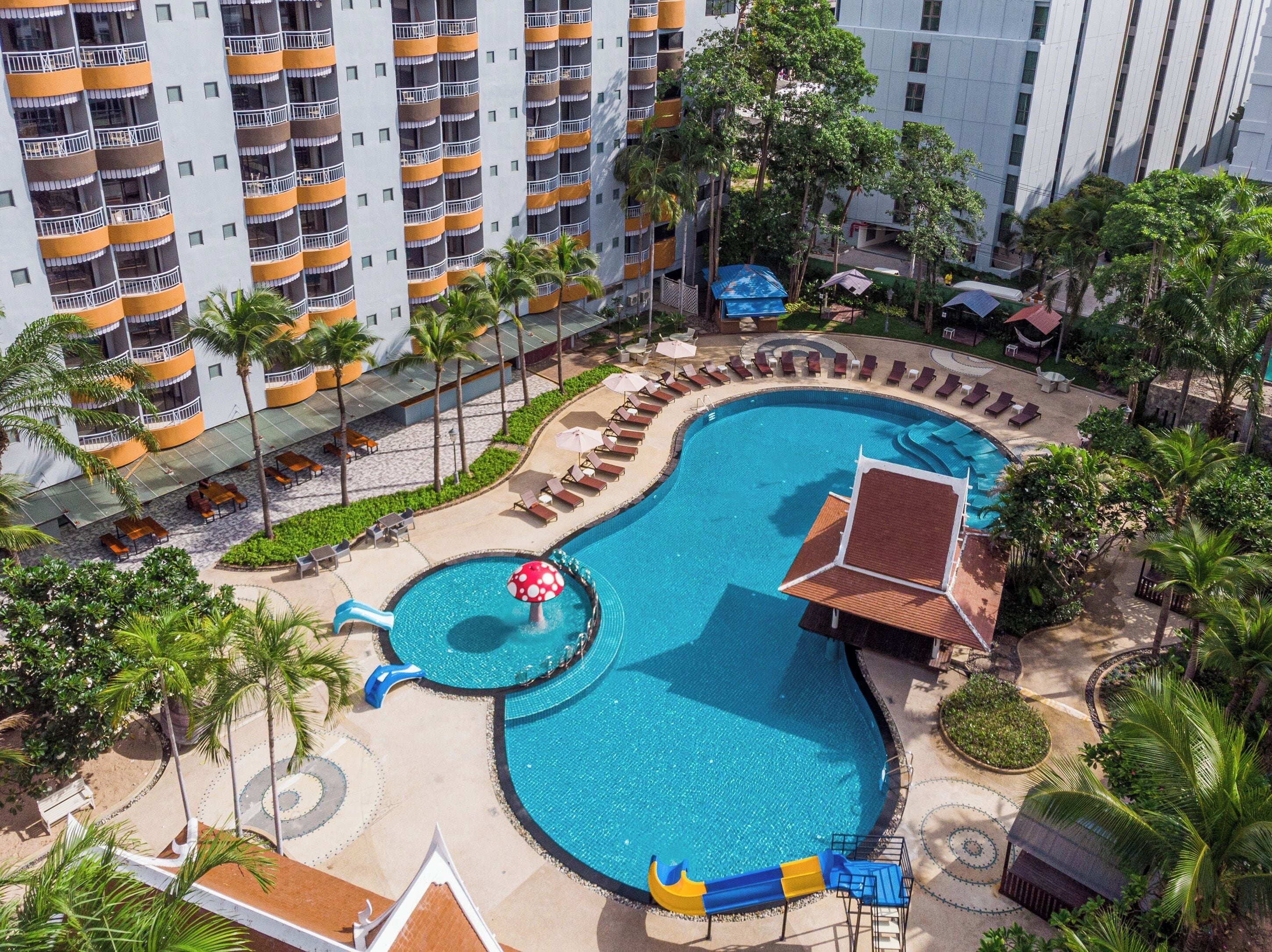 Udendørs pool, parasoller, liggestole