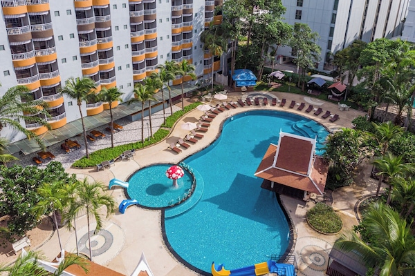 Außenpool, Sonnenschirme, Liegestühle