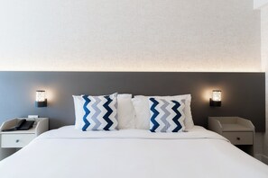 Deluxe Double Room with Balcony | 미니바, 객실 내 금고, 책상, 암막 커튼