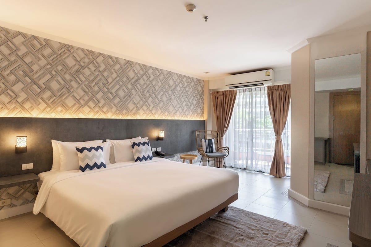 Superior Double Room with Balcony | Bar mini, peti besi dalam bilik, meja, langsir/tirai gelap terus