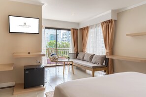 Corner Suite with Balcony | Living area - Heeton Concept Hotel Pattaya by Compass Hospitality (Pattaya)