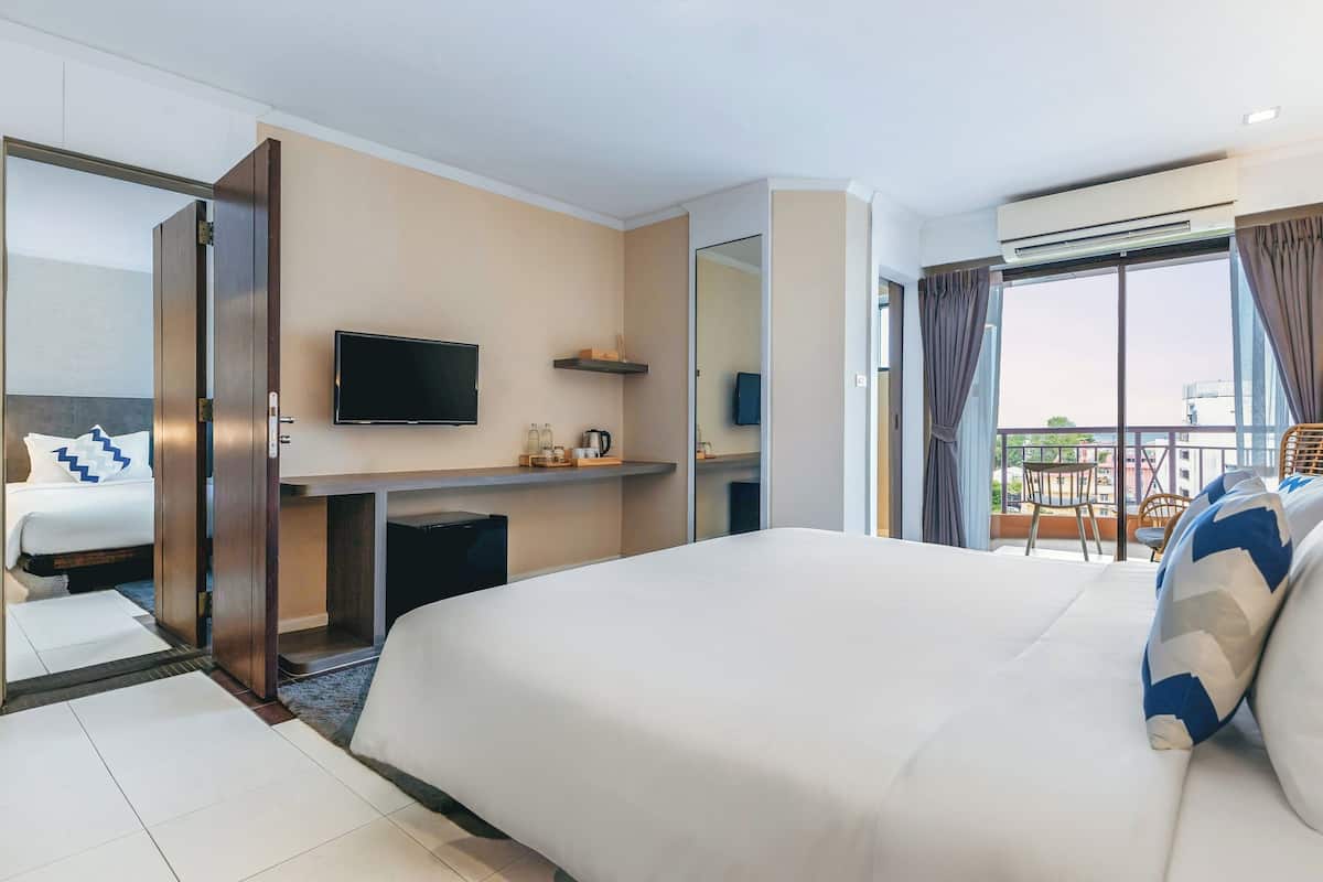 Deluxe Family Room | Bar mini, peti besi dalam bilik, meja, langsir/tirai gelap terus
