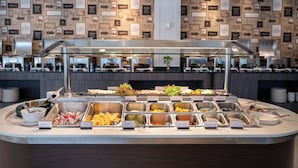 Un buffet con diversi cibi e un angolo per il caffè.