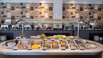 Se ofrece un desayuno bufé (299 THB por persona)