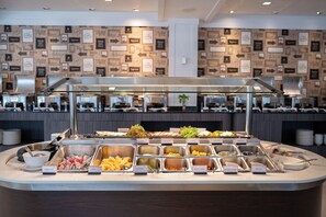 每日供應吃到飽早餐 (每人 THB299)