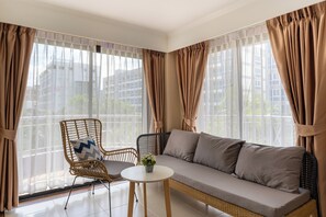 Corner Suite with Balcony | Living area | Flat-screen TV - Heeton Concept Hotel Pattaya by Compass Hospitality (Pattaya)