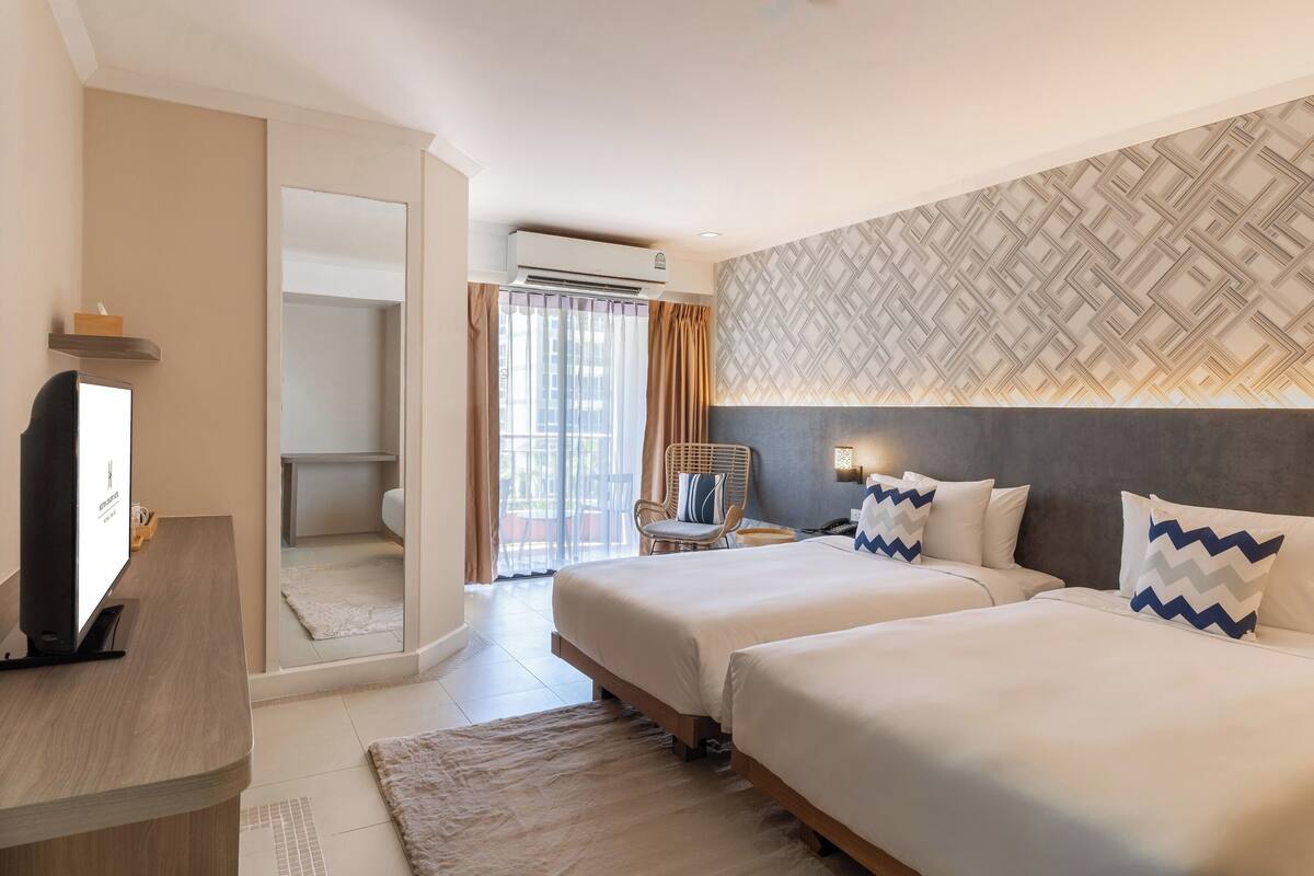 Superior Twin Room with Balcony | Bar mini, peti besi dalam bilik, meja, langsir/tirai gelap terus