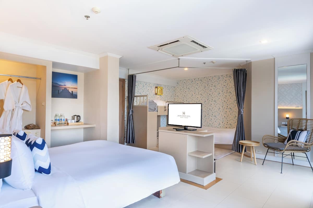 Family Suite with Bunk Bed | Bar mini, peti besi dalam bilik, meja, langsir/tirai gelap terus