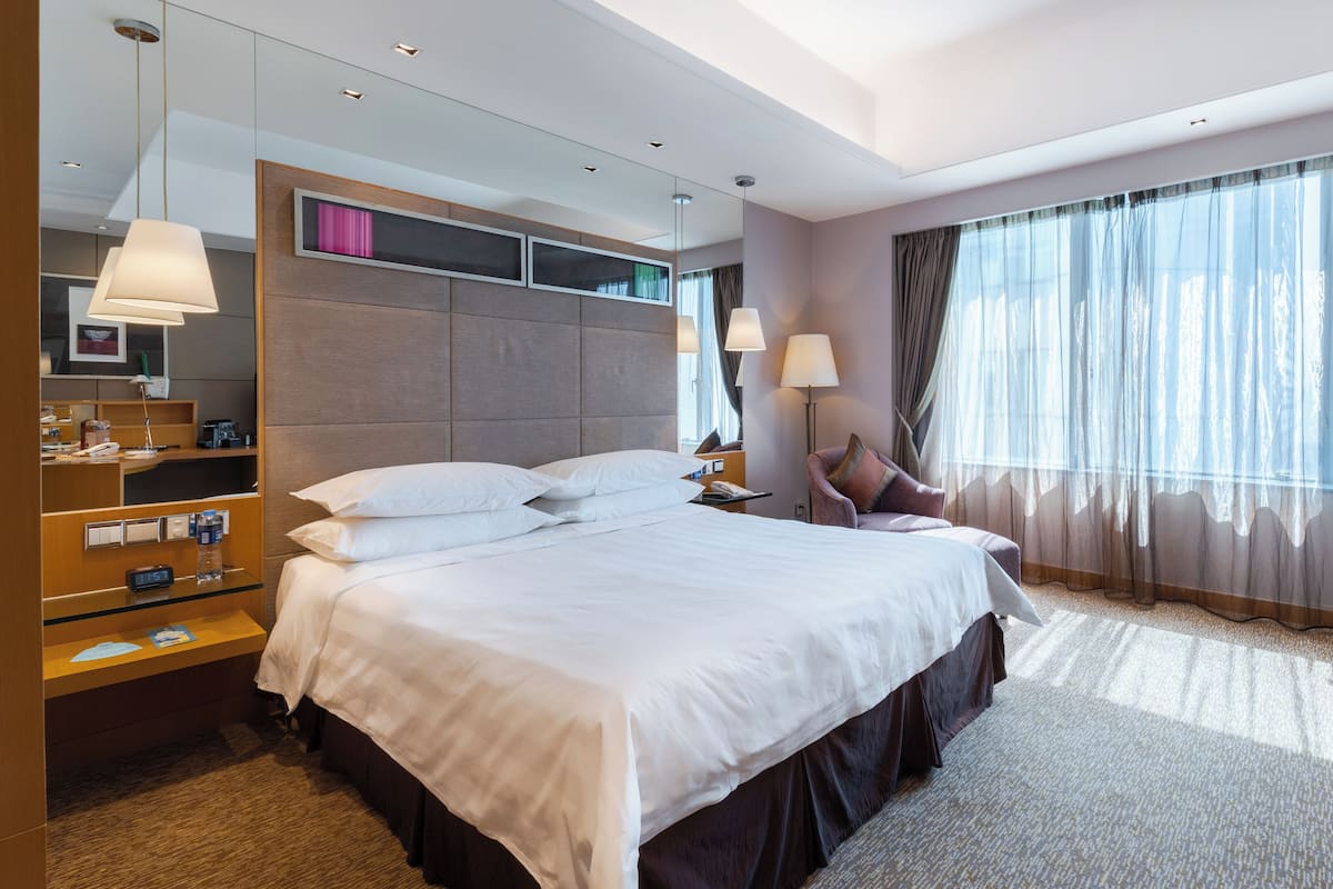 Pacific Club, Club Room, 1 Double Bed | Premium bedding, minibar, in-room safe, desk