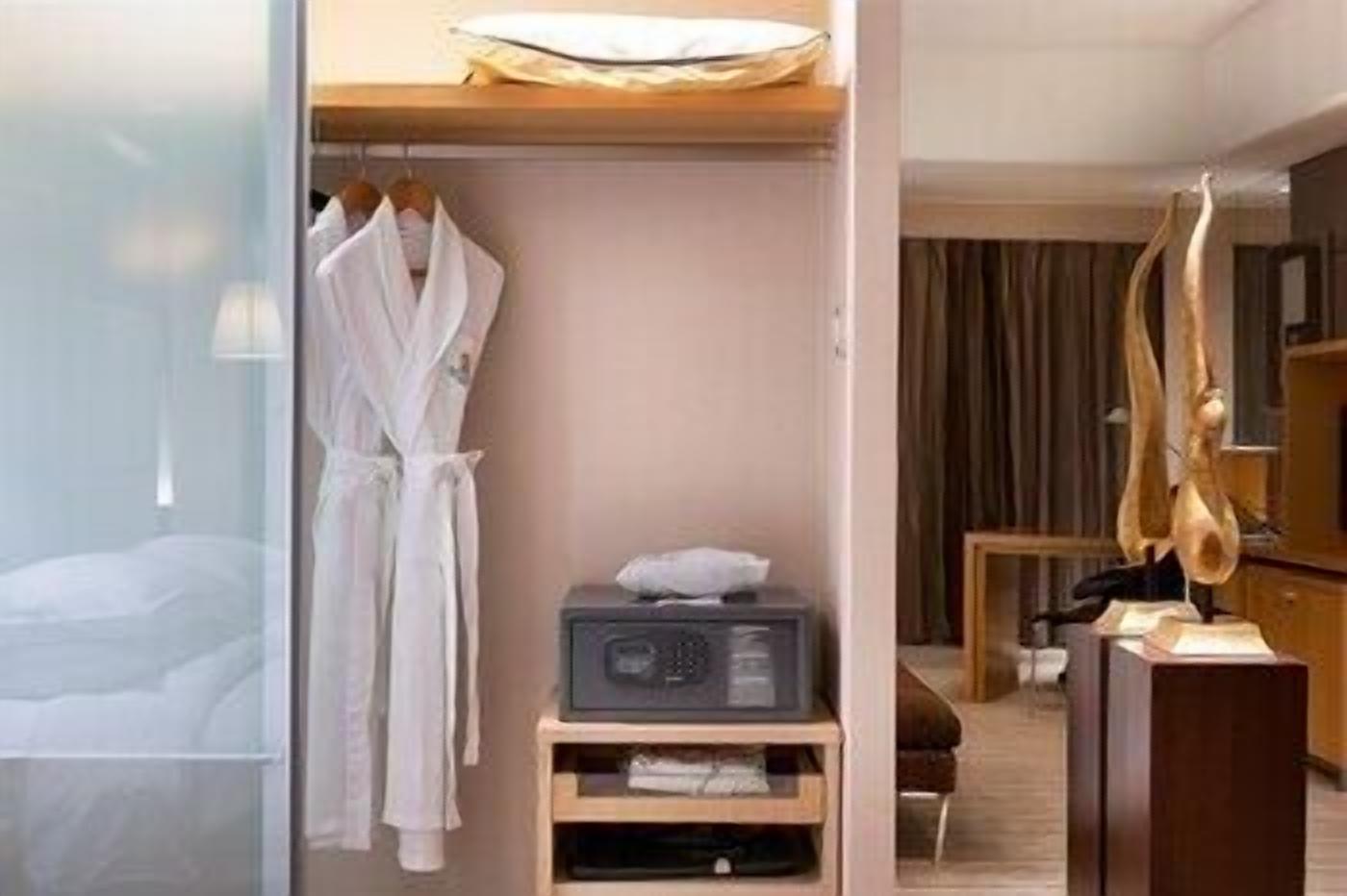 Literie de qualité, minibar, coffre-fort, bureau
