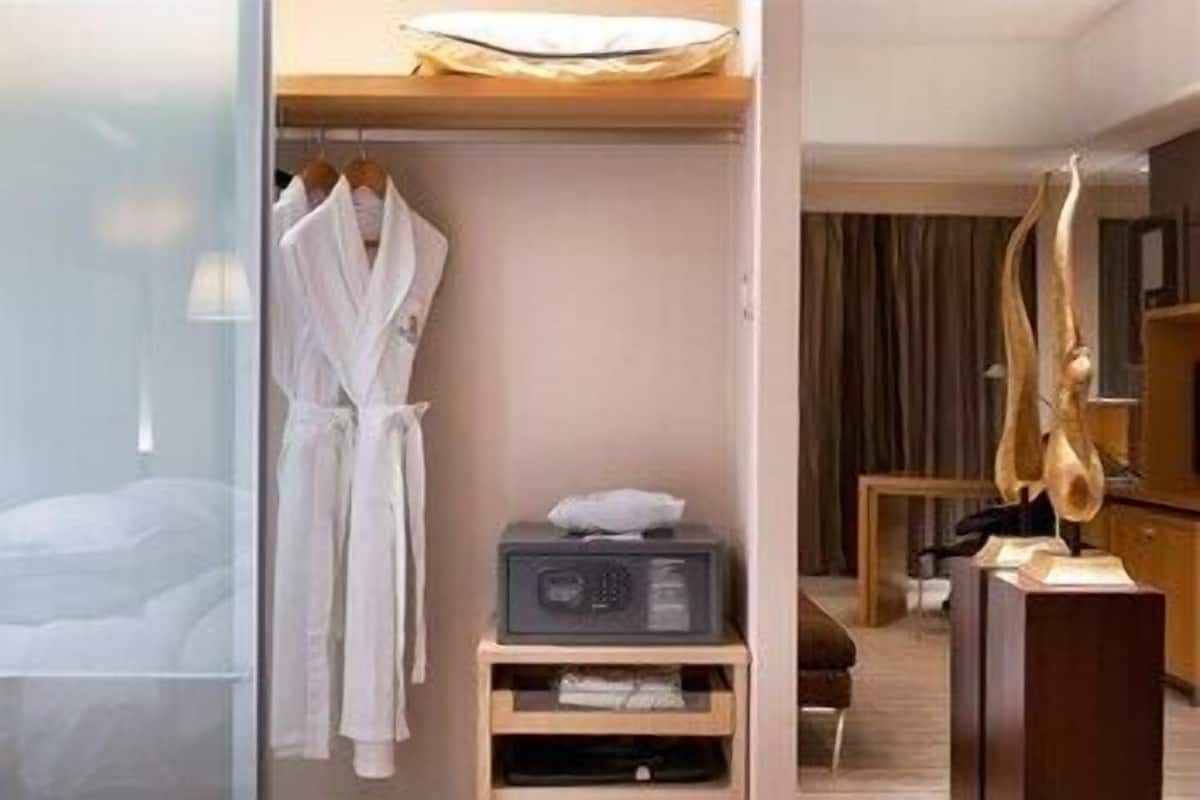 Literie de qualité, minibar, coffre-fort, bureau
