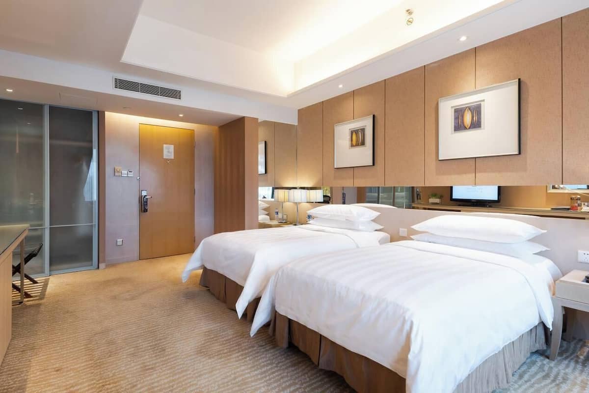 Hochwertige Bettwaren, Minibar, Zimmersafe, Schreibtisch