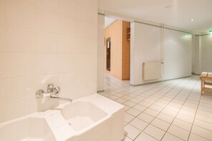 Combined shower/bathtub, hair dryer, towels - Best Western Hotel Dasing Augsburg (Dasing)