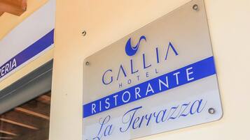 Señal de hotel para el Hotel Gallia Ristorante La Terva.
