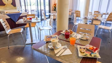 Tägliches Frühstücksbuffet (8 EUR pro Person)