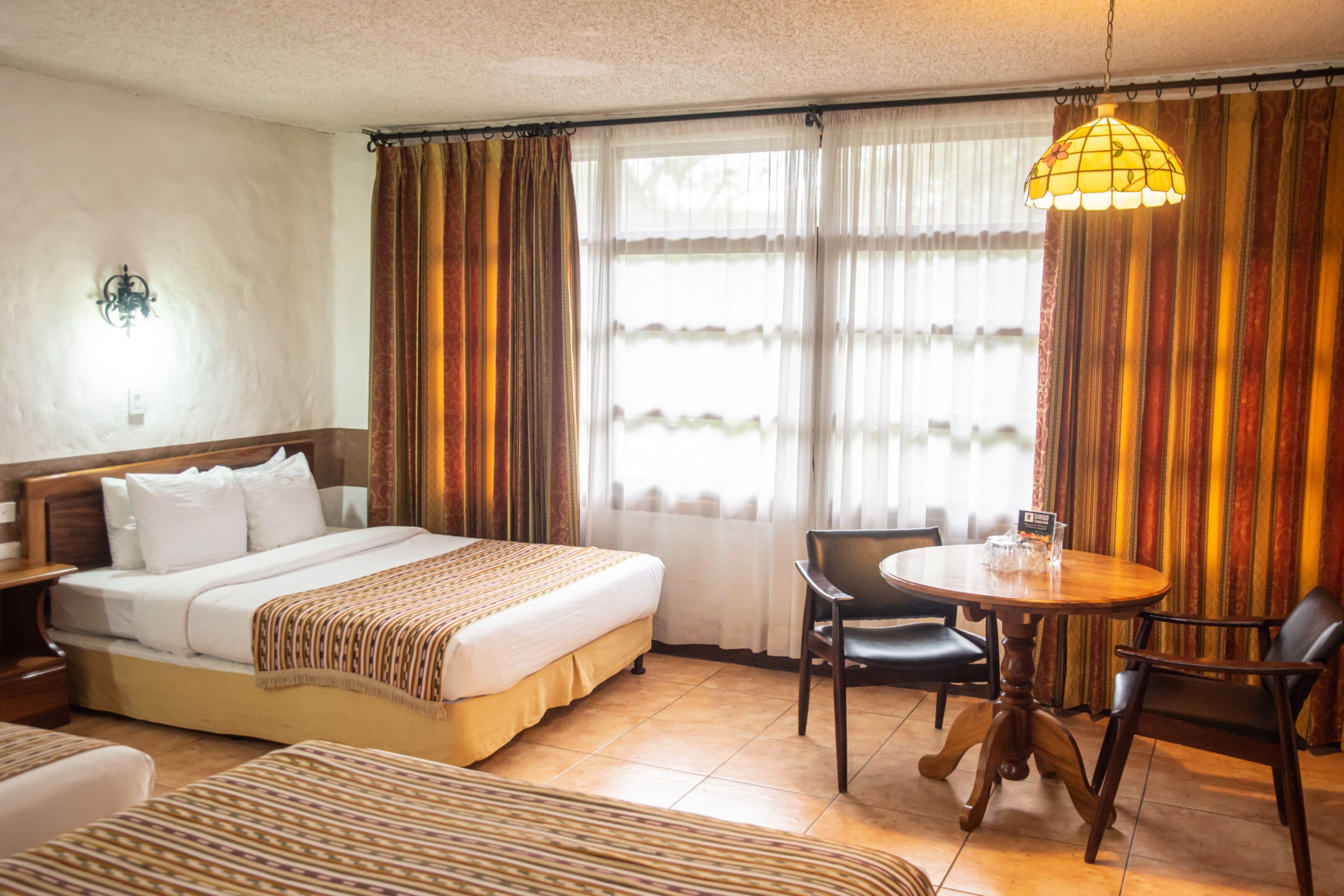 Triple Standard | Tallelokero huoneessa, yksilöllisesti sisustettu, työpöytä, ä änieristys