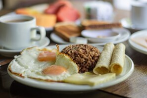 Se ofrece un desayuno típico de la región (10 USD por persona)