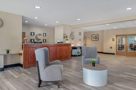 Lobby. Comfort Suites Lake Geneva East